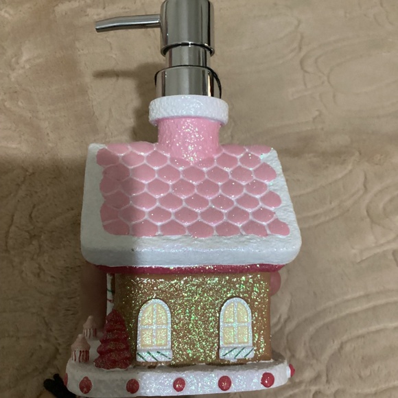 New Christmas Gingerbread House Soap Dispenser - Picture 4 of 7